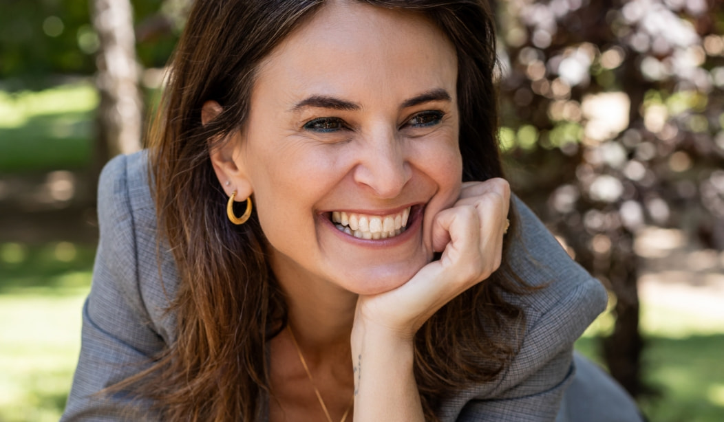 Thais Baldasso concierge sorrindo.